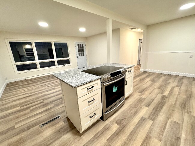 Building Photo - 2051 S Post Rd