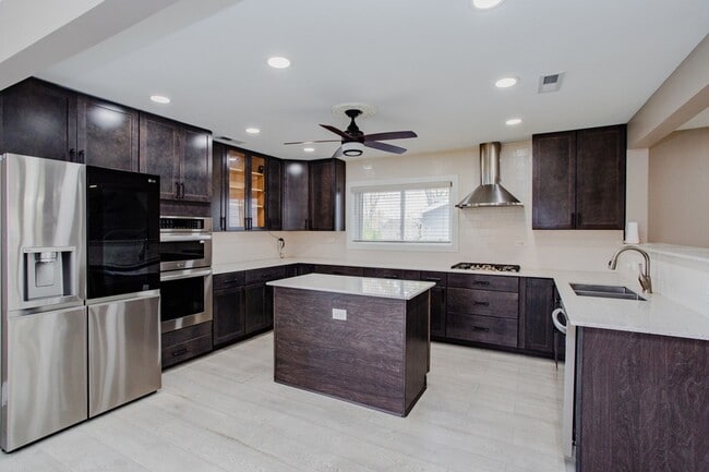 Building Photo - 720 Durham Ln