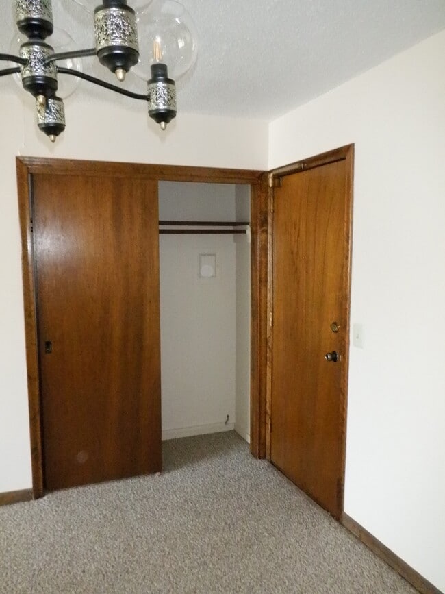 Building Photo - 787 Farmington Ave