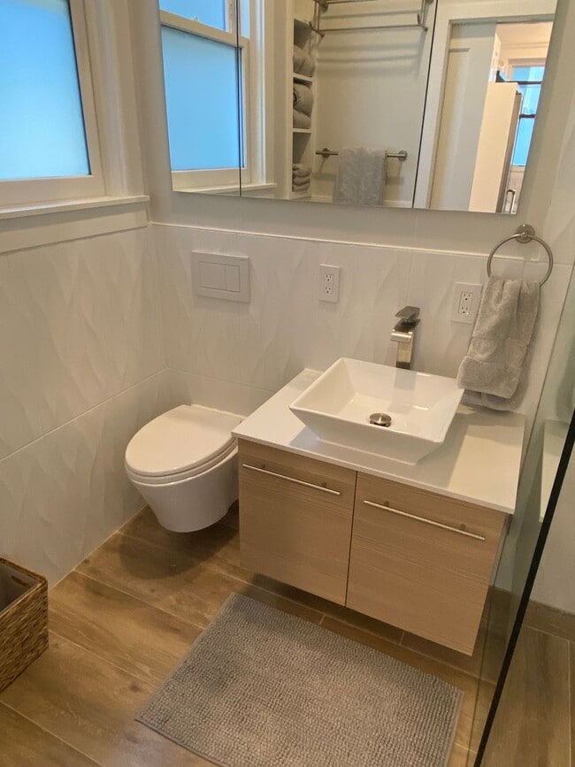 Building Photo - Exquisite top floor 1BD. Fully furnished a...