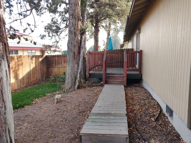 Building Photo - 2x2 duplex with a fenced yard, single-car ...