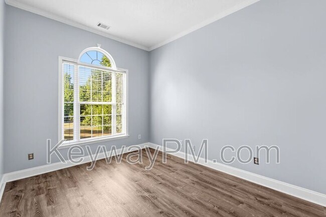 Building Photo - 3011 Old Lodge Rd