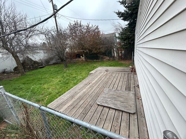 Building Photo - 3 Bedroom/1 bath Home available now.