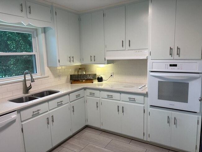Building Photo - 3819 Marie Cook Dr