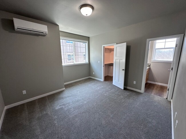 Building Photo - 4 Bedroom / 4 bath New Townhome. Every bedroom is its own Master Suite with your own full bathroo...