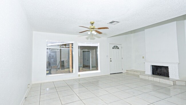 Building Photo - 10920 Village Bend Ln
