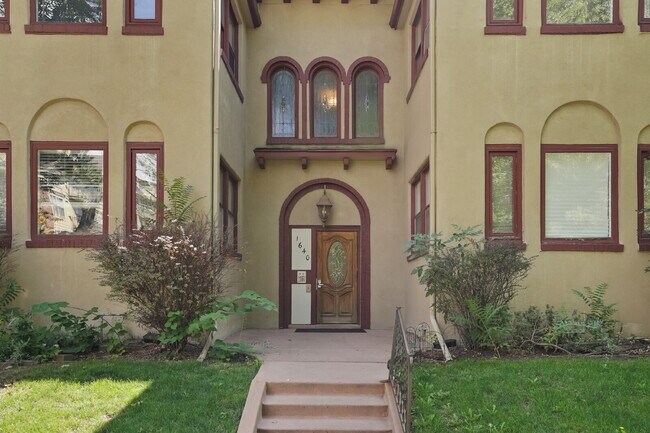 Building Photo - Two-Story Apartment with Parking in Uptown