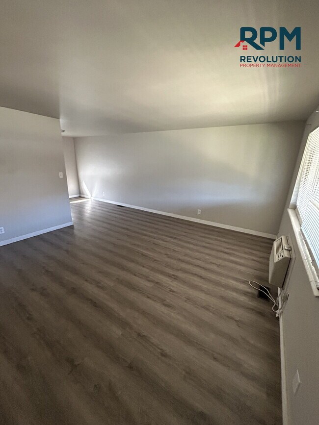 Building Photo - "Charming 2-Bedroom Oasis with Spacious Living in Washington Terrace!"