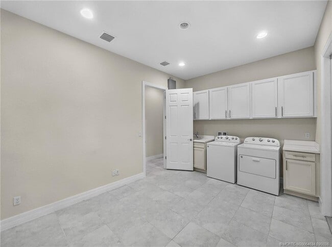 Building Photo - 724 SW Sea Green St