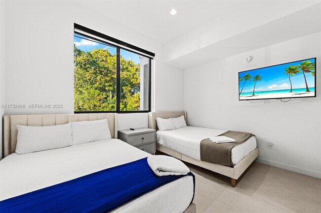 Building Photo - 2572 NE 182nd Terrace