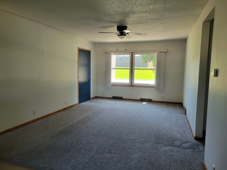 Living room - 3014 Rownd St