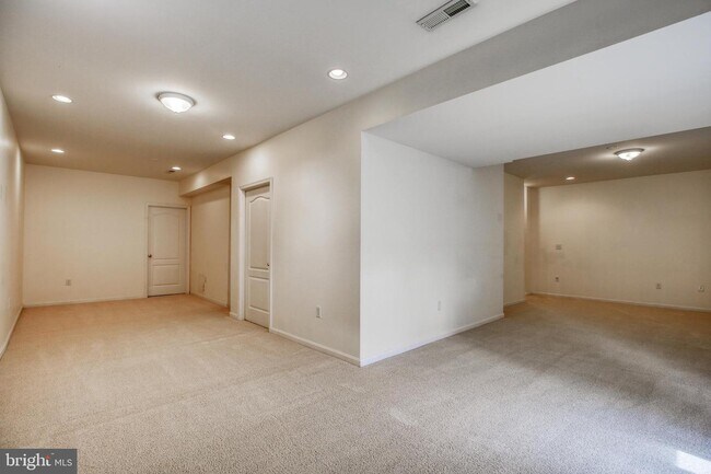 Building Photo - 1001 Meadow Ct