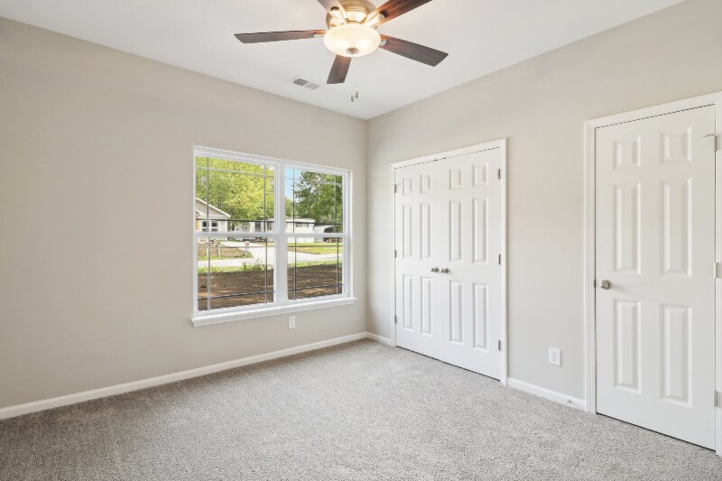 Building Photo - 842 E 8th St