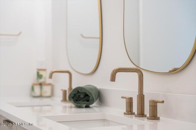 Building Photo - 114 12th Ave S