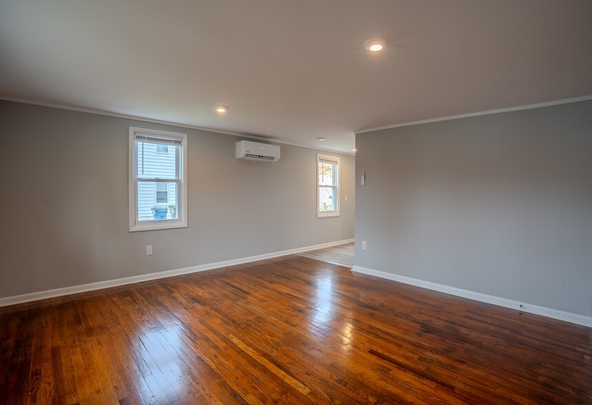 Primary Photo - 152 Calvert St