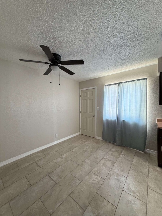 Building Photo - 955 Versailles Dr