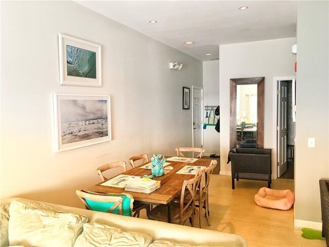 Building Photo - 118 Bay St