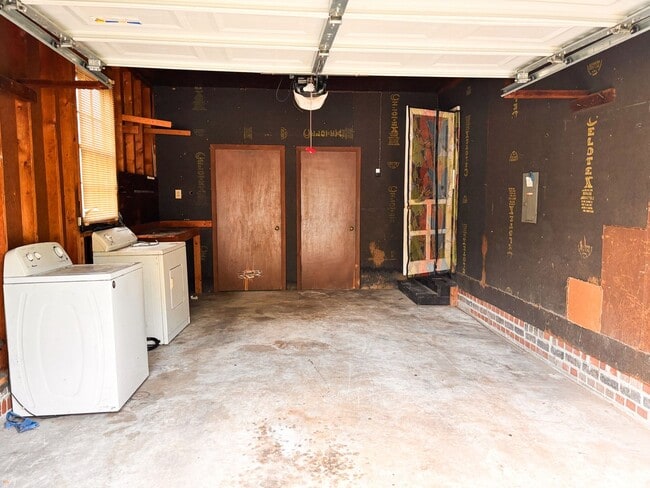 Building Photo - 3 bed 2 bath for rent