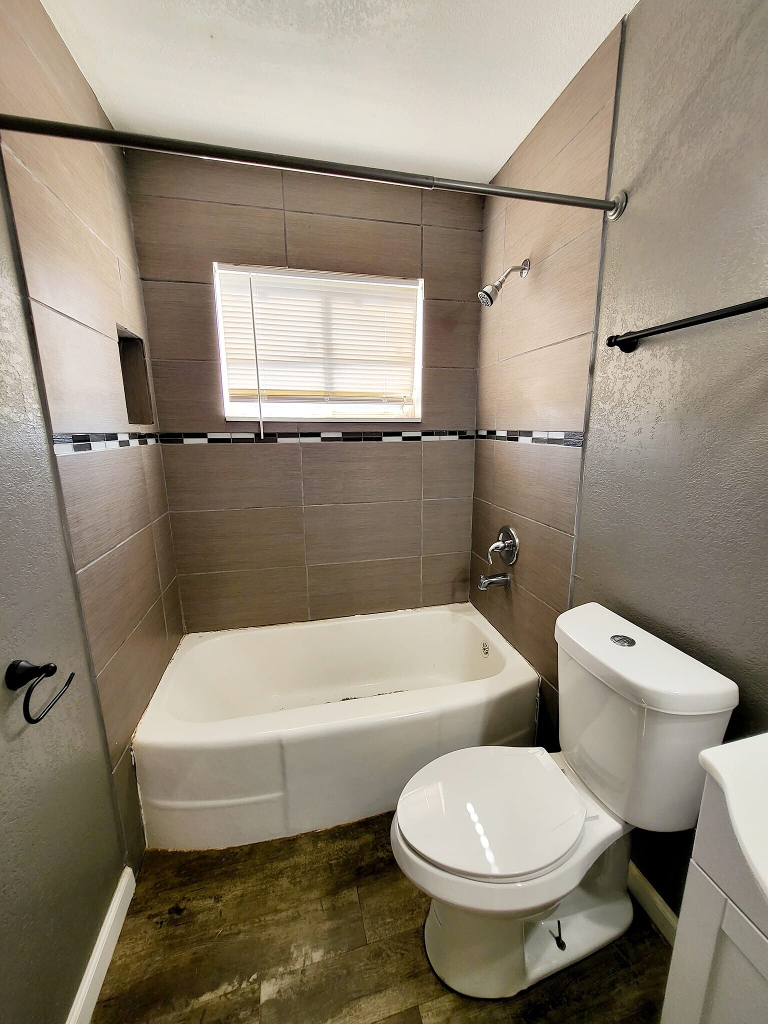 Building Photo - 127 20th Plz