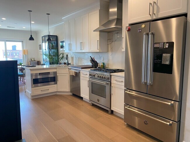 Primary Photo - 163 Leyden St