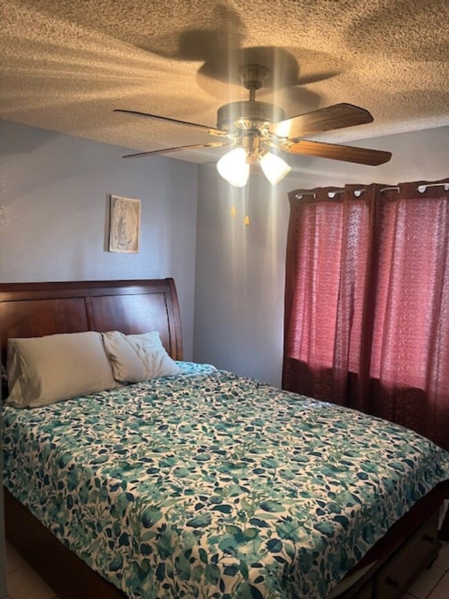 Building Photo - Enchanting Delano property just minutes fr...