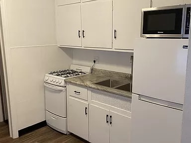 Building Photo - 619 Lincolnway E