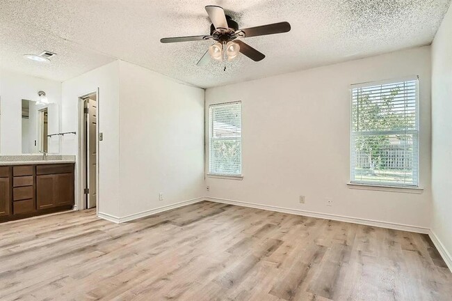 Building Photo - 1306 Wayne Dr