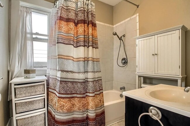 Building Photo - Charming 3-Bedroom Bungalow with Oversized...