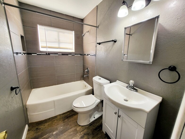 Building Photo - 127 20th Plz