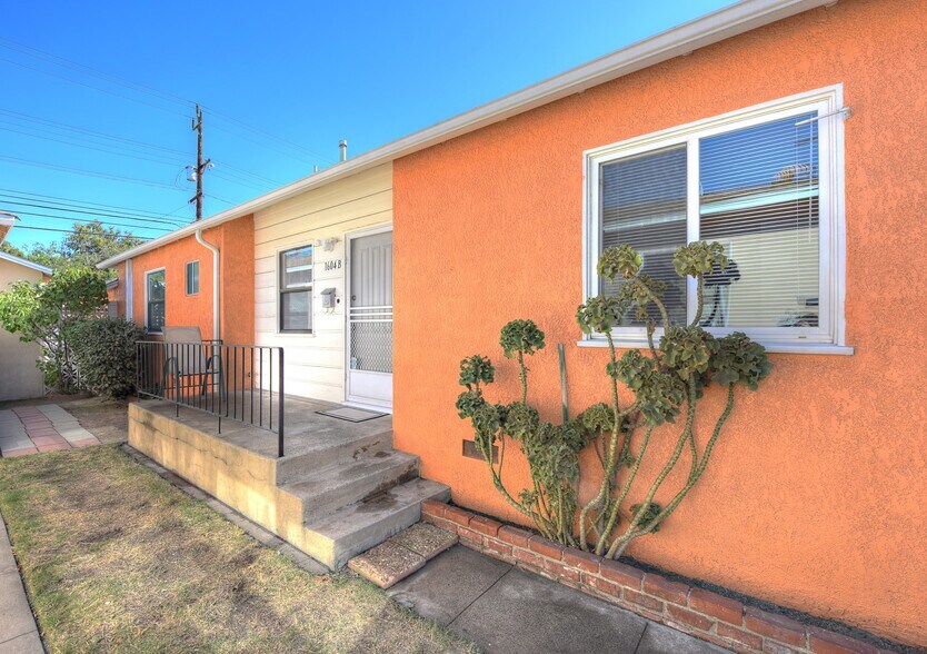 Building Photo - 1604 N Hollywood Way