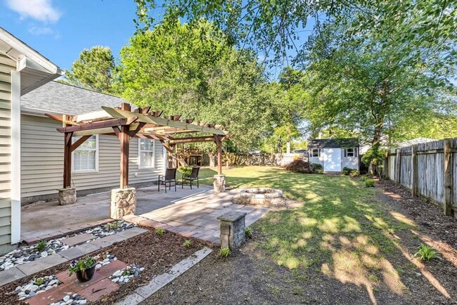 Building Photo - An adorable home! Pets Welcome!