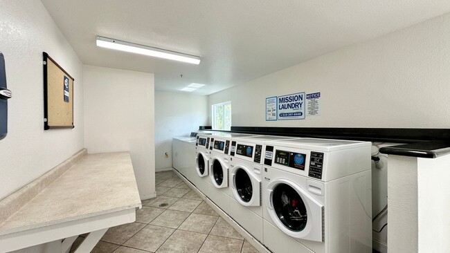 Building Photo - Sweet 1/1 condo with tons of amenities and a great location in Emeryville!