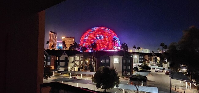 Building Photo - Fully furnished-full Sphere view