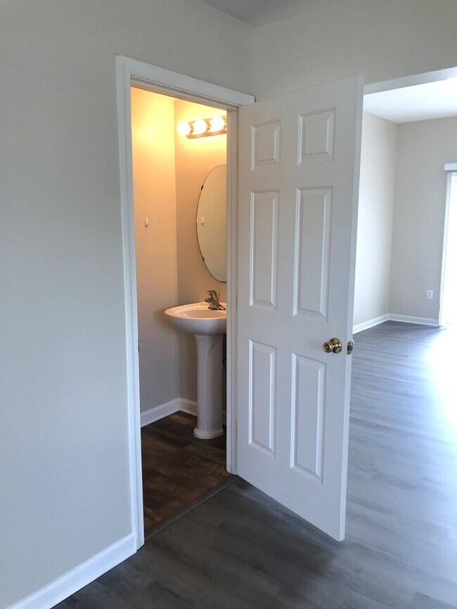 Building Photo - 1001 Meadow View Dr