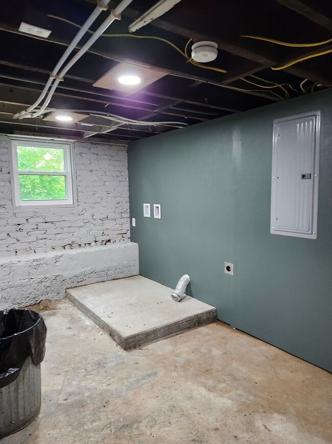 Building Photo - Coming in August - 2 Bedroom 1 bath home i...