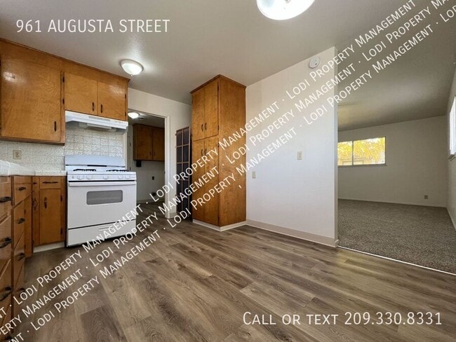 Building Photo - 961 E Augusta St