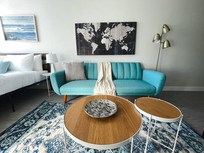 Primary Photo - 2530 University Ave