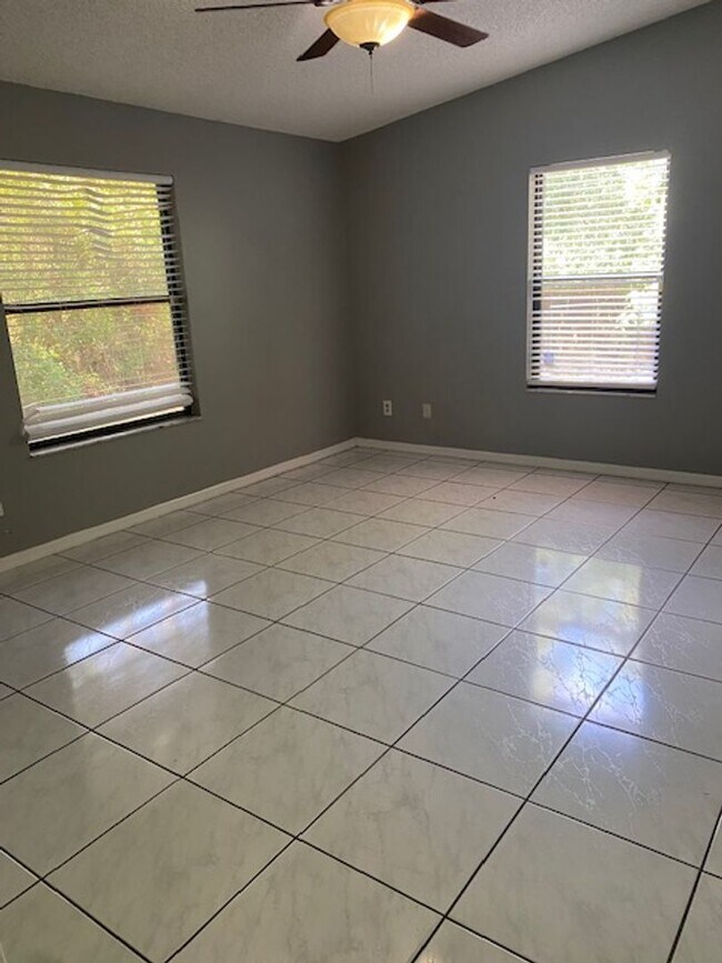 Building Photo - 3 Bedroom, 2 bathroom House in Lakewood Pa...