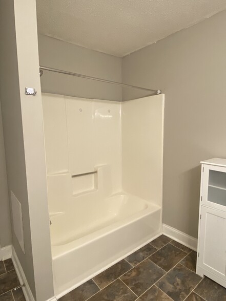 Shower tub combo - 1425 Mineral Springs Rd