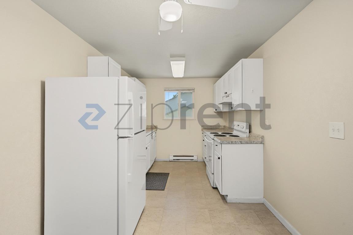 Building Photo - Unit D