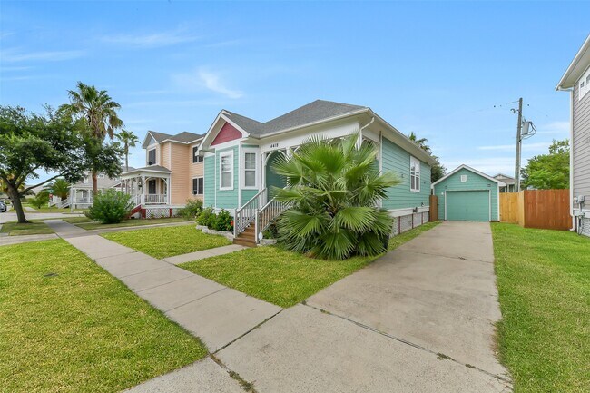 Building Photo - 4418 N Live Oaks Cir