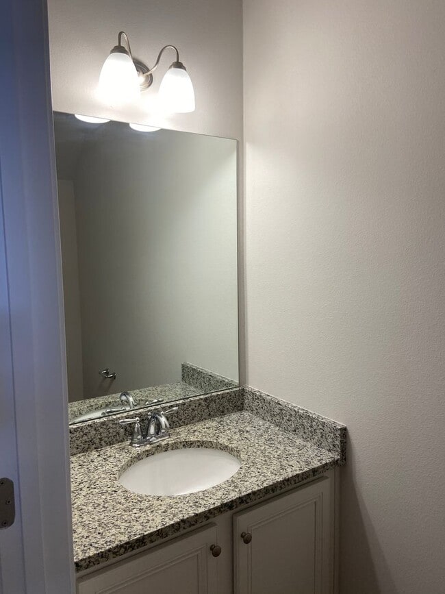 Building Photo - COMMUNITY POOL! Close to Navy base, beach,...