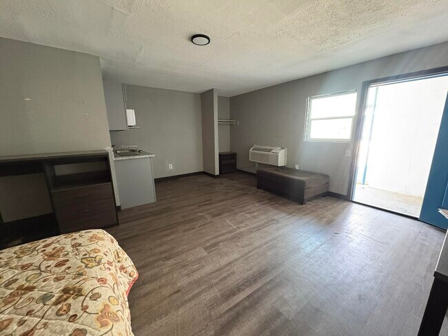 Building Photo - 711 Pasadena Fwy