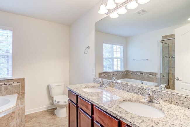 Building Photo - 4 Bedroom Heritage Townhome