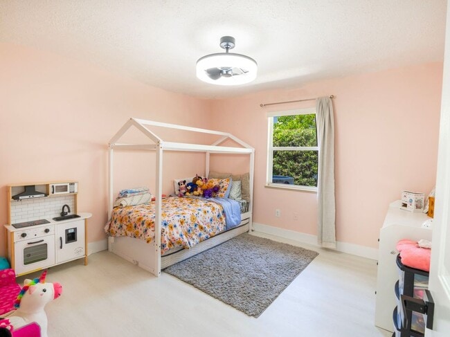 Building Photo - 1123 SW Oak Hollow Ct