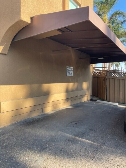covered parking space - 5051 La Jolla Blvd
