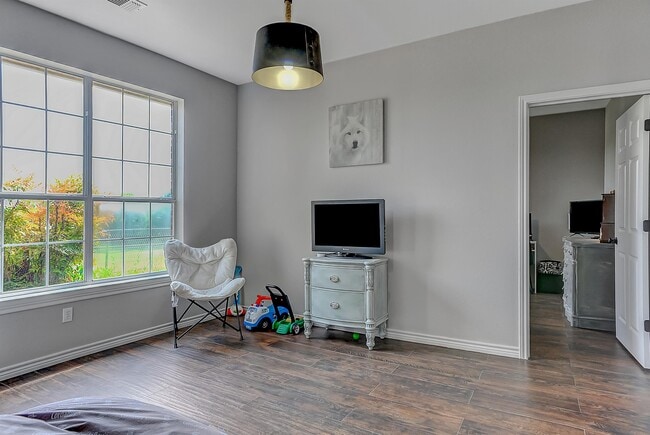 Building Photo - 105 Golden Rd