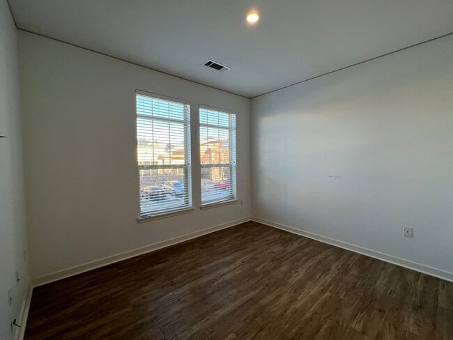 Building Photo - Incredible First Floor Corner 2bd/2ba Loft at Via Varra! AVAILABLE 7/1!