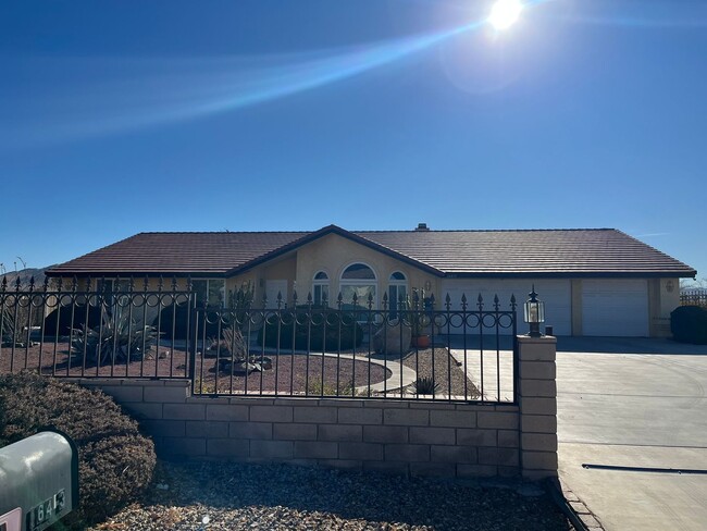 Building Photo - Home available in Desert Knolls!!