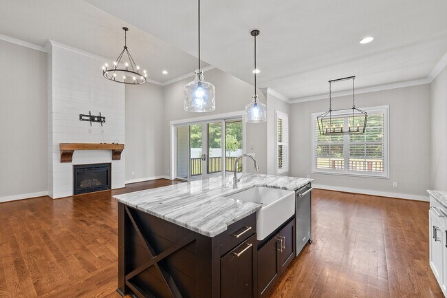 Building Photo - **Luxury 4/4 with Fenced in Yard**